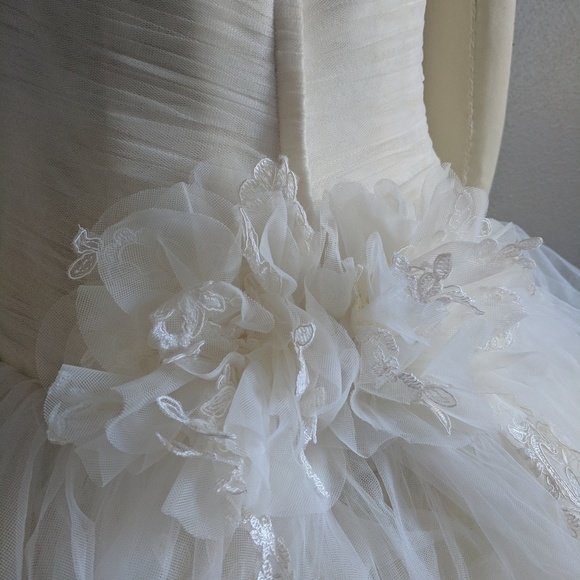 Vera Wang Designer Wedding Dress - Picture 5 of 5